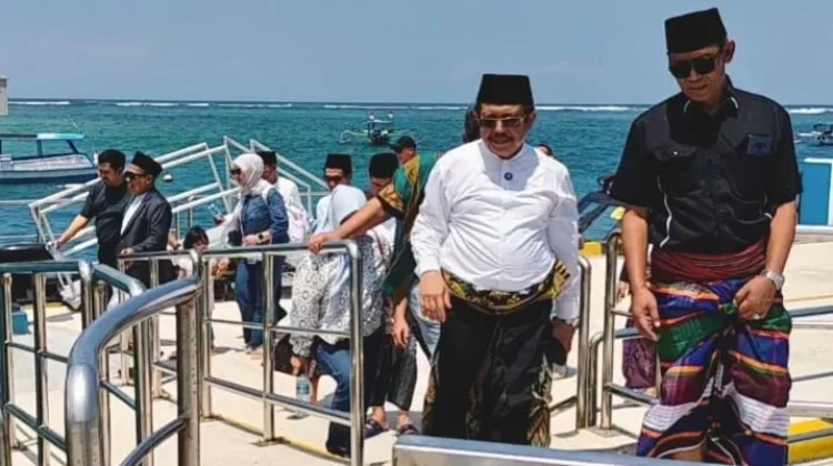 Lebaran Topat Senggigi Dipantau Langsung Bupati LAZ Dari Patroli Laut