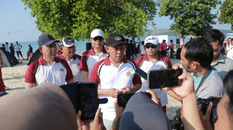 Kapolda NTB Turun Tangan Bersih Pantai Tanjung Aan