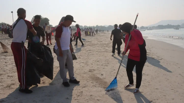 Bersih Pantai untuk Jaga Lingkungan dan Pariwisata, Kapolda NTB Pimpin Aksi