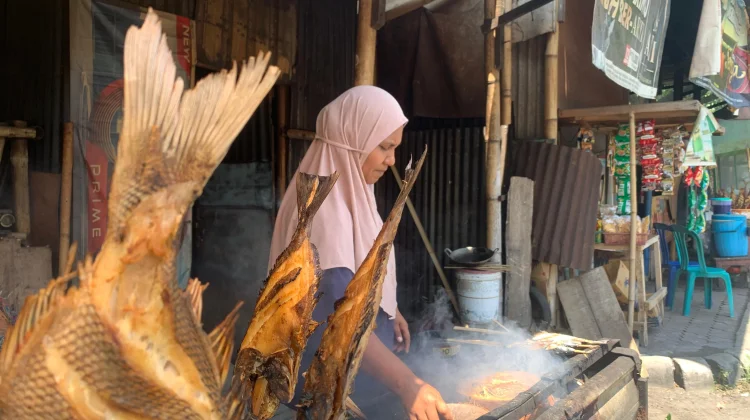 Lonjakan Wisata Religi Dongkrak Ekonomi Pedagang Ikan di Loang Baloq