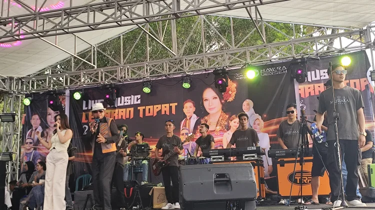 Pantai Beraringan Jadi Magnet Lebaran Topat,  Warga Tumpah Ruah Nikmati Hiburan