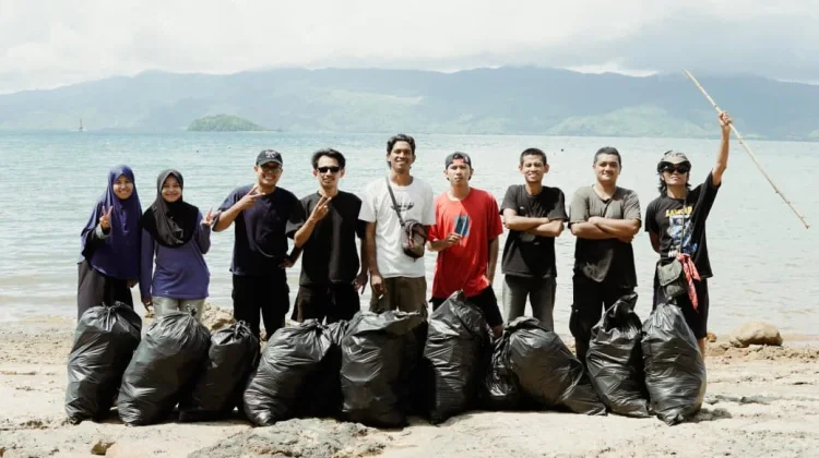 Buktikan Cinta Laut, Pemuda Rompo-Bima Ini Kompak Mungut Sampah di Pesisir Pantai
