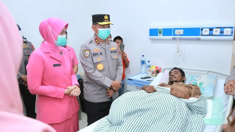 Hangat di Balik Seragam: Sentuhan Kapolda NTB untuk Anggota yang Terbaring Sakit