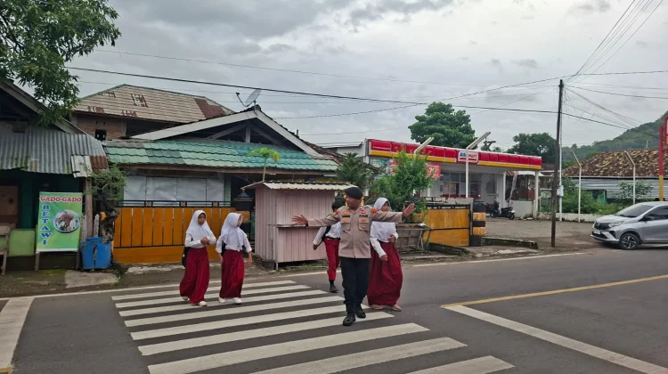 Polsek Rasanae Timur Gelar Rawan Pagi, Antisipasi Kemacetan di Sejumlah Titik