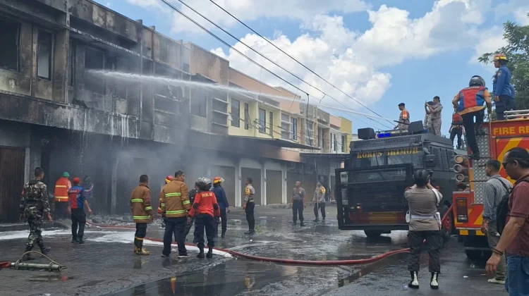 Api Lahap Gudang Oli di Ampenan