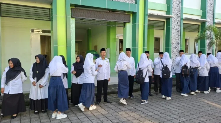 MTsN 2 Lombok Barat Pererat Silaturahmi lewat Halal Bihalal