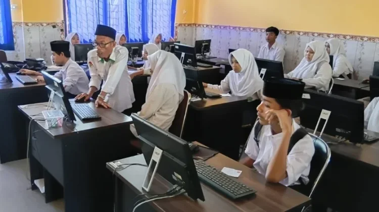Siswa MTsN 2 Lombok Barat Tunjukkan Kesiapan Hadapi Ujian lewat Gladi TKA