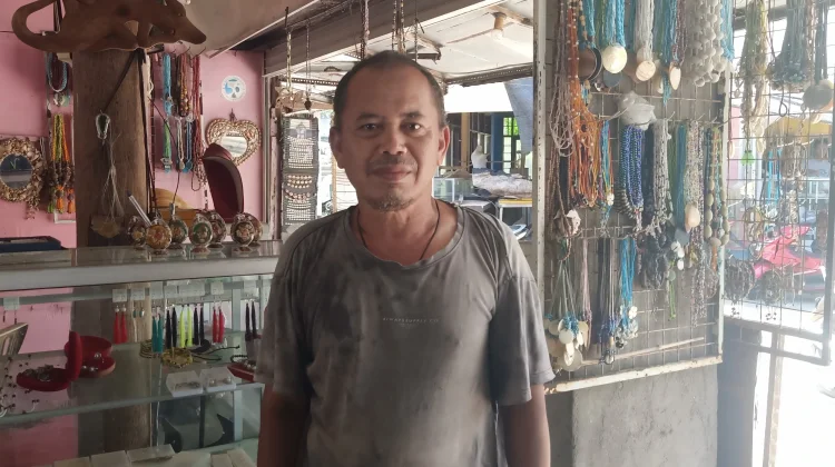 UMKM Pasar Seni Senggigi Masih Bertahan meski Penjualan Menurun