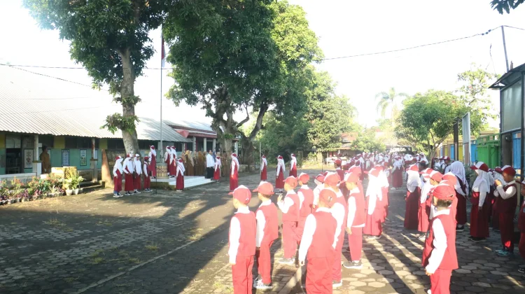 Balai Bahasa NTB Tekankan Disiplin dan Budaya Bersih pada Upacara di SDN 2 Kuranji