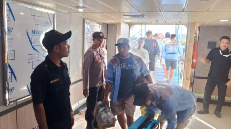 Ribuan Penumpang KM Tilongkabila di Pelabuhan Bima Terlayani