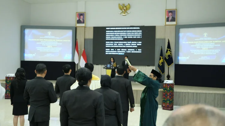 Kakanwil Kemenkum NTB Lantik dan Ambil Sumpah 5 Analis Hukum