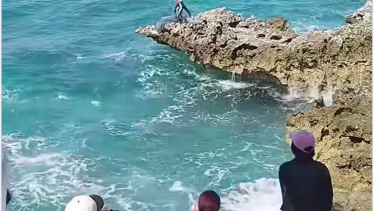 Spot Batu Karang Pantai Pink Lombok Timur Ramai meski Berisiko
