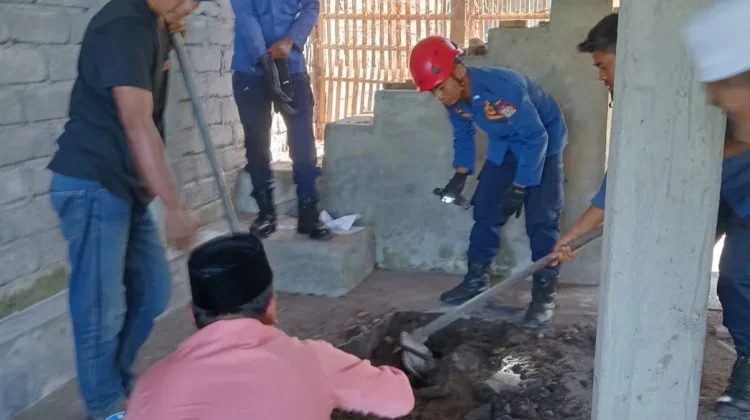 Damkarmat Lombok Timur Evakuasi  Tiga Ular di Kandang Ayam