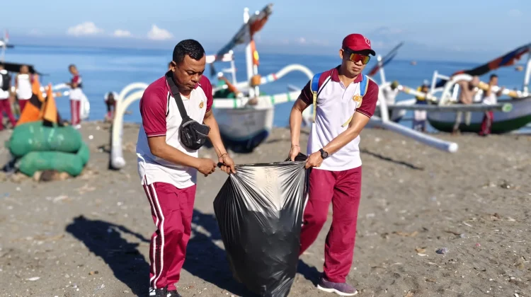 Polisi Bersihkan Pantai Tanjung Karang, Rutin Digelar Dua Kali Sepekan