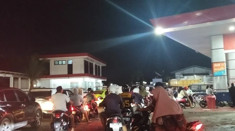 Isu Kenaikan Harga BBM Picu Kepanikan, Warga Dompu Serbu SPBU