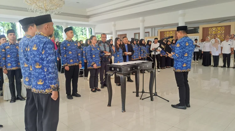 94 PNS Lombok Timur Resmi Dilantik, Bupati Tekankan Integritas dan Pelayanan Publi