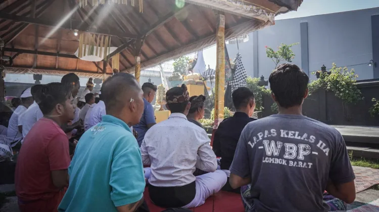 Lapas Lombok Barat Hadirkan Kedamaian Batin lewat Odalan