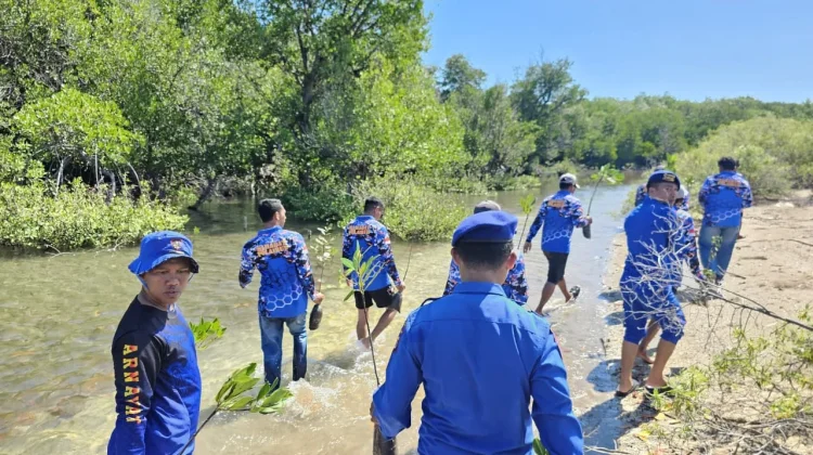 Polairud NTB Tanam Mangrove dan Bersih Pantai di Poto Tano