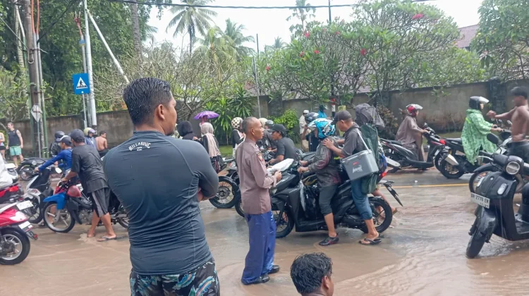 Banjir Senggigi Lumpuhkan Jalur Wisata Polisi Bergerak Cepat Selamatkan Warga