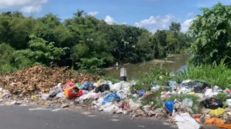 Tumpukan Sampah di Sekitar RSUD Praya Dikeluhkan Warga