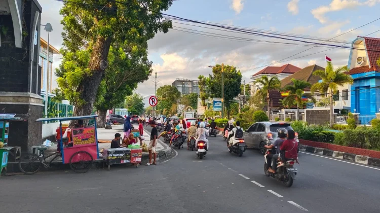 Arus Lalu Lintas Sore di Jalan Udayana Ramai Lancar