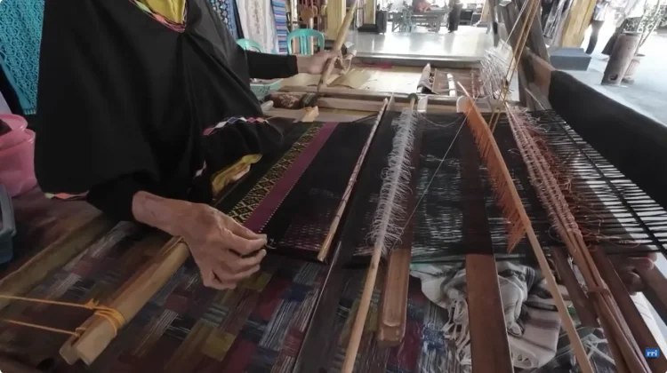 Perempuan Sukerare LombokTengah, Pilar Tradisi Tenun