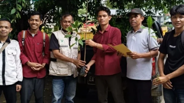 DLH Serahkan Bibit Pohon Kepada IMM Bima, Dorong Gerakan Hijaukan Bumi