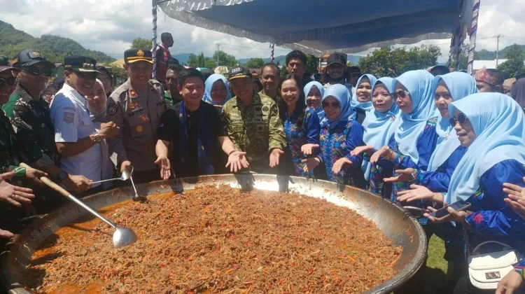 Youtuber Bobon Santoso Guncang Bima, Warga Serbu Masak Akbar di Lapangan Garuda