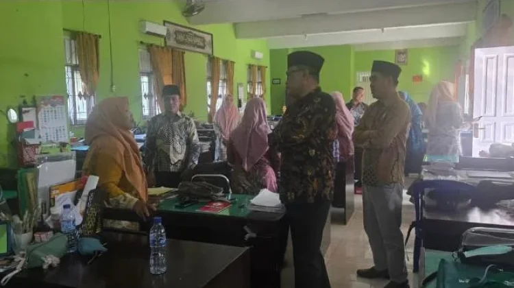 Kakanwil Kemenag NTB Tinjau Try Out di MTsN 1 Lombok Tengah
