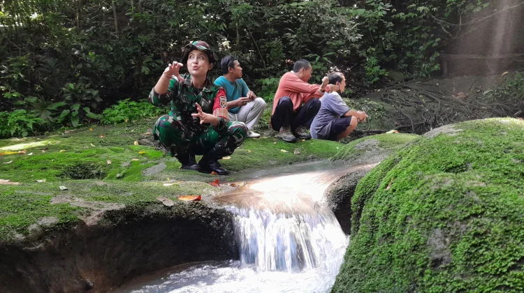 Babinsa Karang Bayan Buka Jalan Wisata Tersembunyi Ampan Tepong
