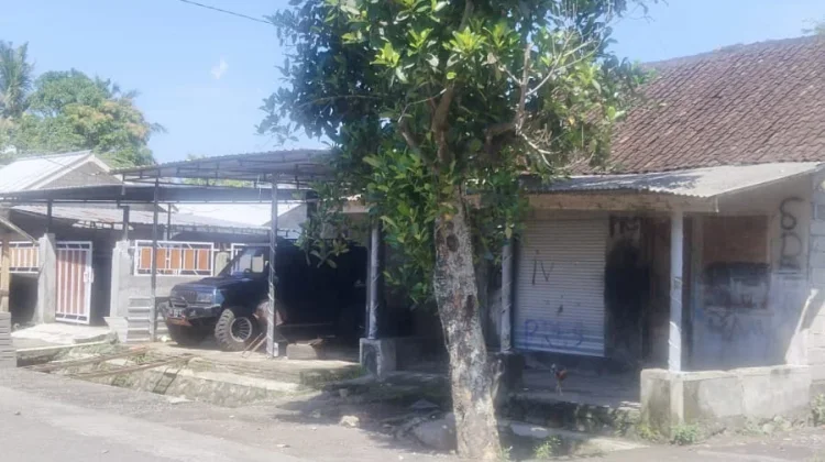 Akses Pasar Rusak Parah, Warga Tambal Jalan Sendiri