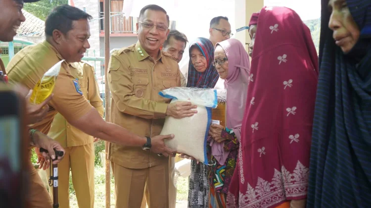 Wali Kota Bima Salurkan Cadangan Pangan Pemerintah
