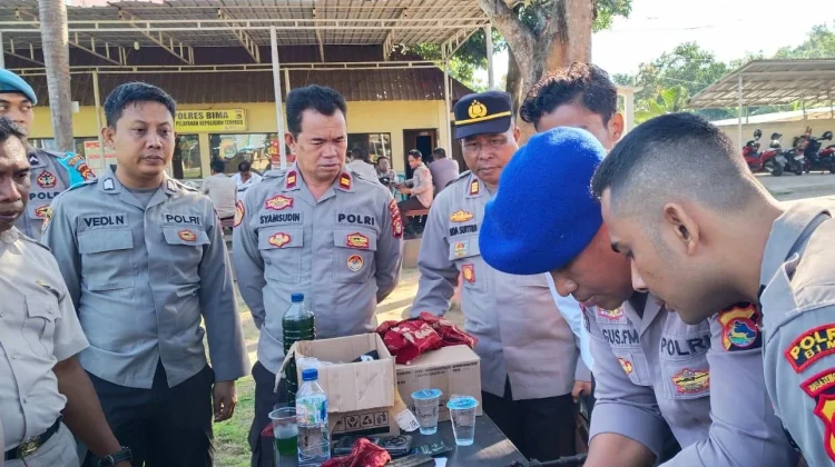 Asah Kemampuan Teknis Senpi, Personel Logistik Polres Bima Kabupaten ‘Digembleng’