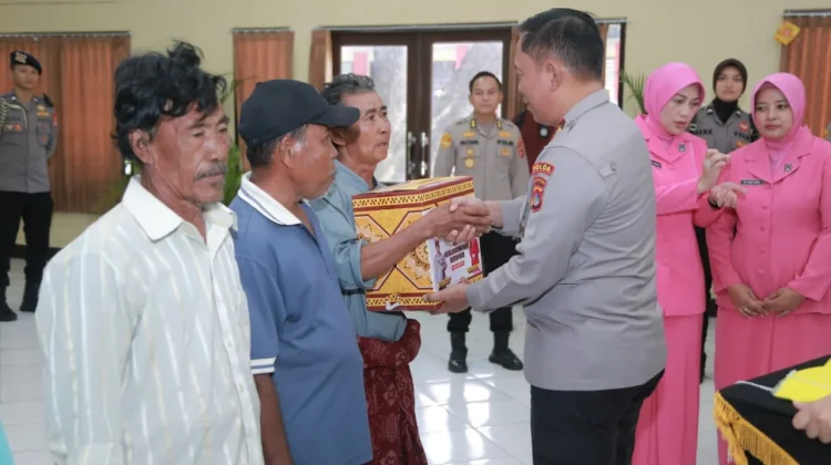 Kapolda NTB dan Ketua Bhayangkari Salurkan Sembako di SPN Belanting
