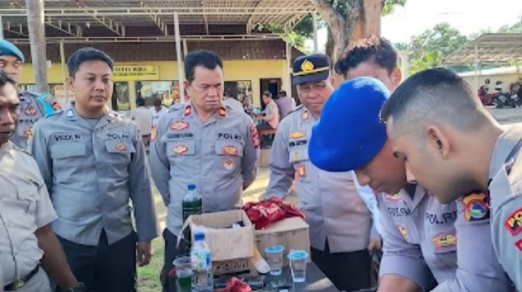 Personel Logistik Polres Bima Asah Kemampuan Bongkar Pasang Senjata
