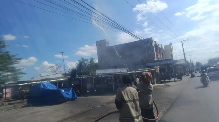 Kebakaran Kabel Listrik di Depan Pasar Terara Berhasil Dikendalikan