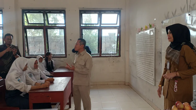 Wamen Dikdasmen Tinjau Pemanfaatan Teknologi Pembelajaran di SMPN 6 Mataram