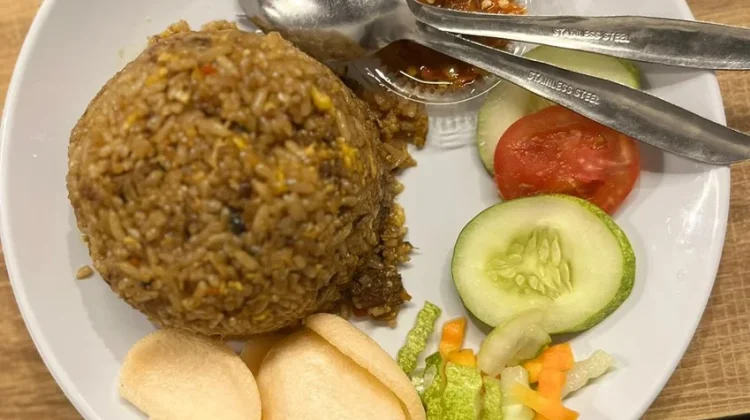Santap Makan Siang dengan Menu Nasi Goreng Babat