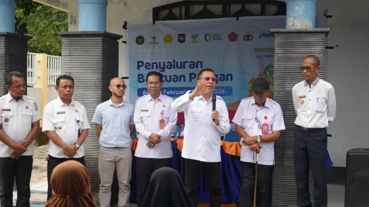 Warga Kelurahan Jatibaru Terima Bantuan Cadangan Pangan Pemerintah