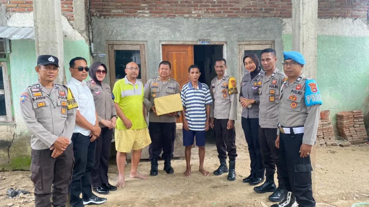 Peduli Warga Kurang Mampu, Polsek Rasbar Berbagi Sembako