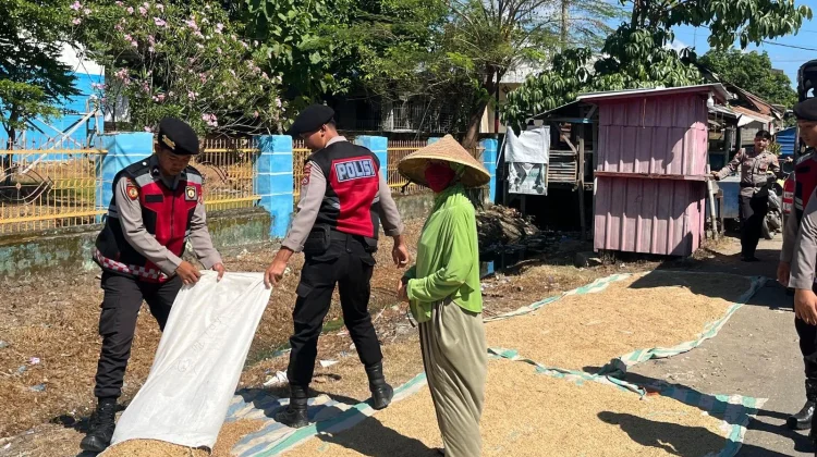 Tak Sekadar Patroli, Personel Samapta Polres Bima Ini Turun Tangan Bantu Warga Jemu