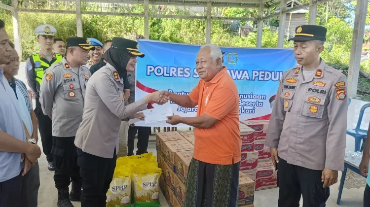 Kapolres Sumbawa Bantu Korban Kebakaran Pemangong