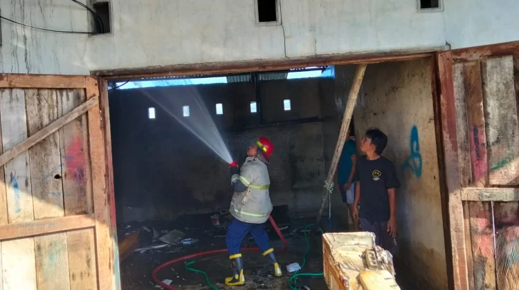 Diduga Arus Pendek, Gudang Ikan di Pringgabaya Kebakaran