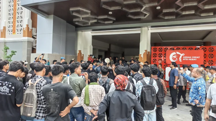 Puluhan Mahasiswa Tuntut Pemprov NTB Segera Perbaiki Jalan Rusak di Bima