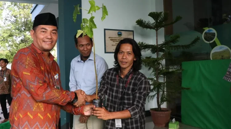 Perkuat Edukasi dan Tanam 10 Ribu Pohon Kemiri Cegah Perambahan