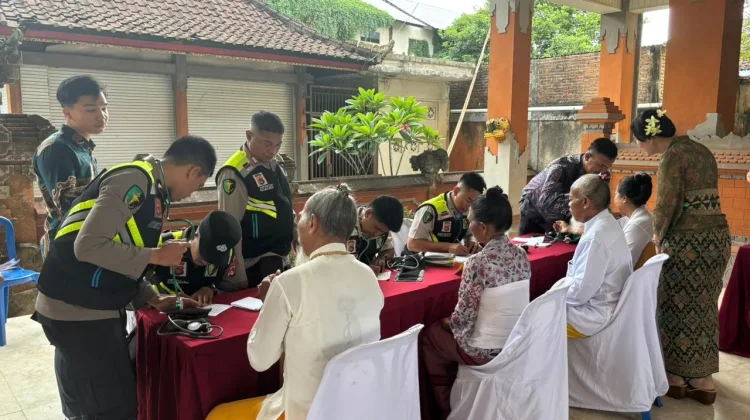 Polda NTB Gelar Bakti Kesehatan di IAHN Gede Puja, Ratusan Warga Terlayani