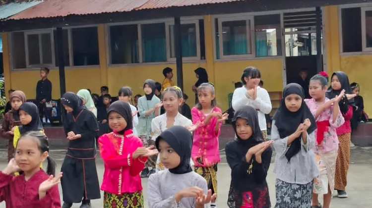 "Memperingati Hari Kartini ,Sejumlah Siswa Menarikan Tarian Tradsional"
