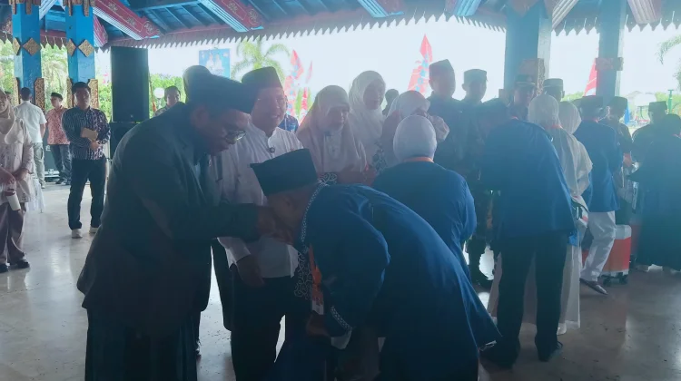 Ratusan Calon Jamaah Haji Kloter 3 Lombok Barat Dilepas Resmi menuju Tanah Suci