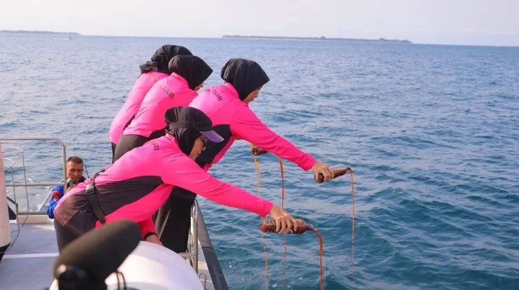Bhayangkari NTB Tuang 50 Liter Eco-Enzyme untuk Pulihkan Ekosistem Laut