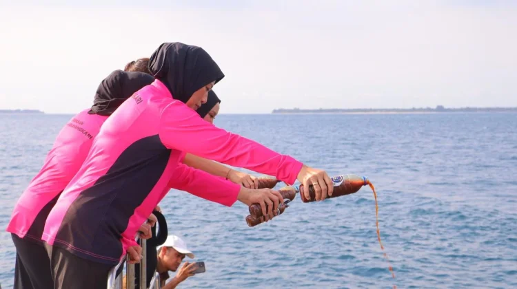 Jaga Ekosistem Gili, Bhayangkari NTB Menutrisi Laut dengan Eco-Enzim